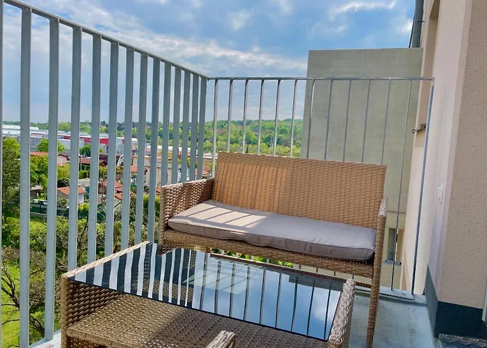 55 M2 Stylish Apartment With Balcony & Parking